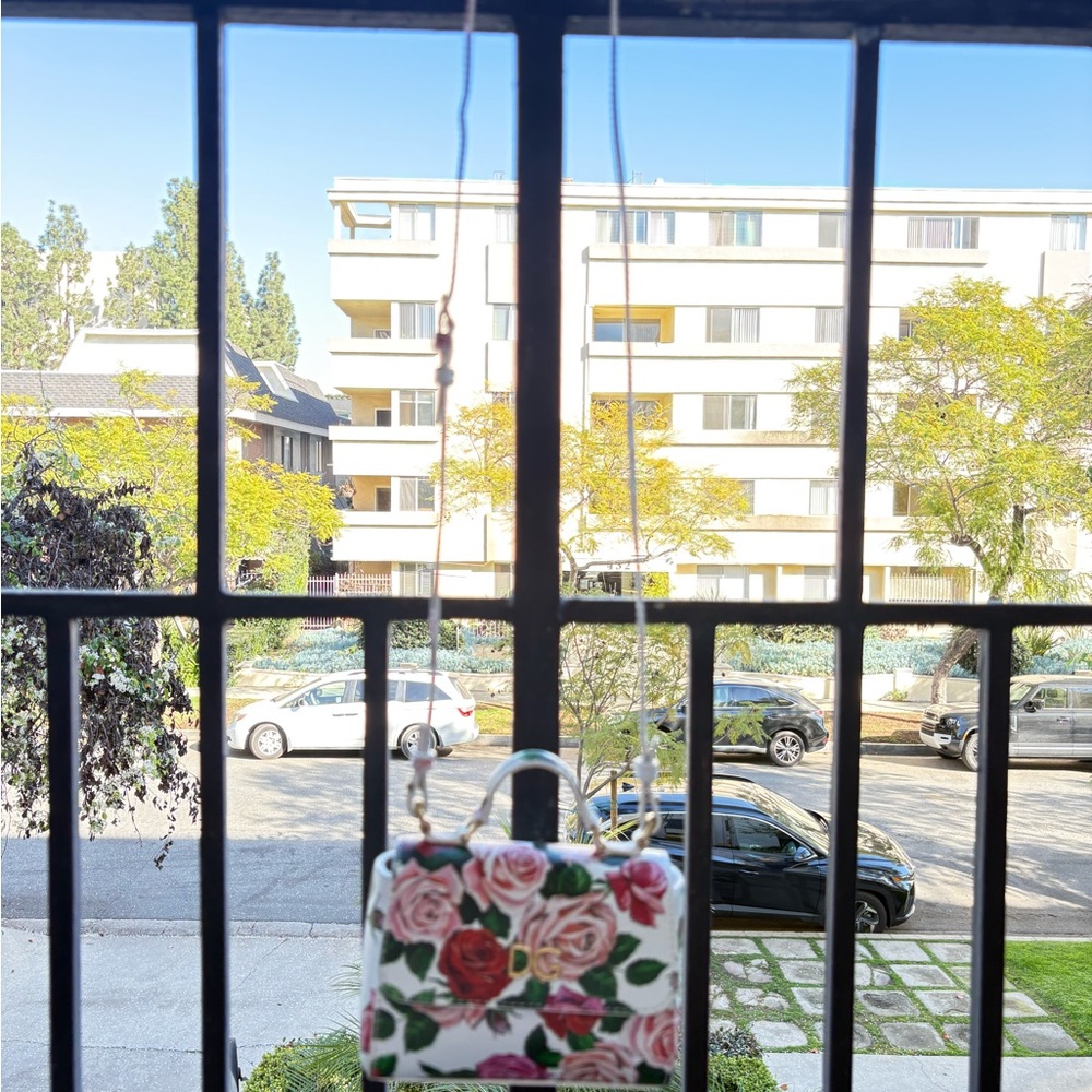 Dolce & Gabbana Bambino Floral Crossbody Bag with Gold Accents - Picture 5 of 10